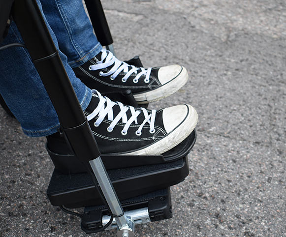 Jalkaohjaus R-net elektroniikalla